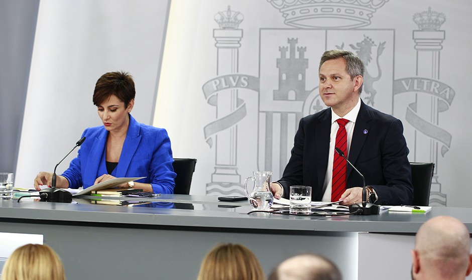 La ministra portavoz del Gobierno, Isabel Rodríguez, y el de Sanidad, José Manuel Miñones, comparece en rueda de prensa tras el Consejo de Ministros. 
