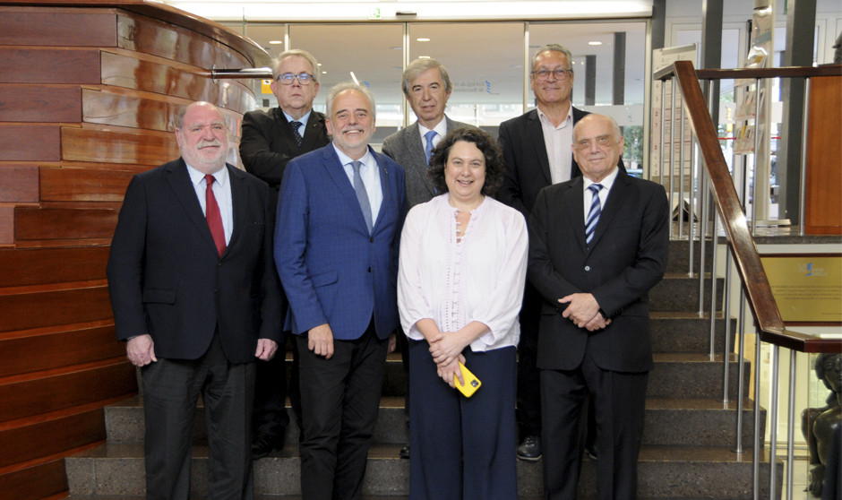 Foto de familia durante el acto de presentación de la Cátedra para la Salud de los Profesionales de la Salud