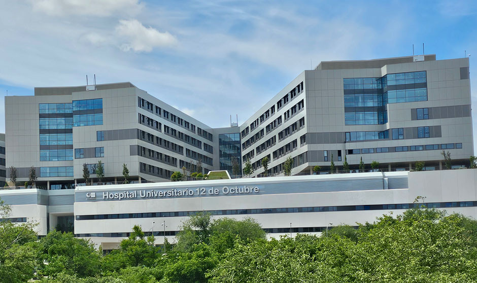 Un edificio de hospital moderno