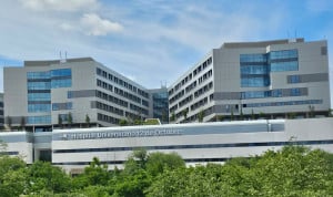 Un edificio de hospital moderno