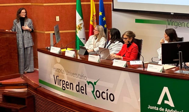 Una mesa de trabajo en un hospital