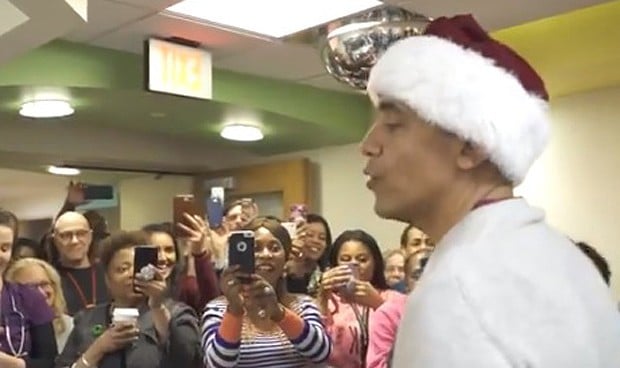 Obama ejerce de Papá Noel para los niños ingresados en un hospital infantil