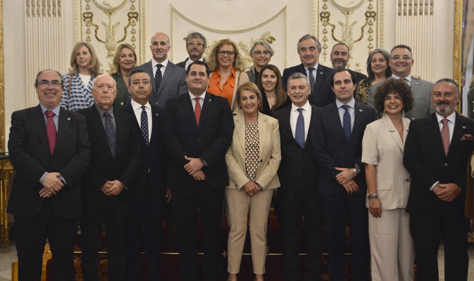 Foto de familia del Consejo General de Dentistas y el  Colegio de Dentistas de Ceuta.