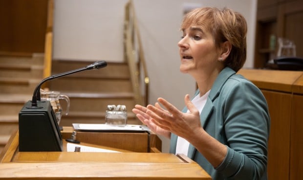 Rebeka Ubera, de Bildu, pide en el Parlamento vasco la transferencia del MIR a Euskadi.