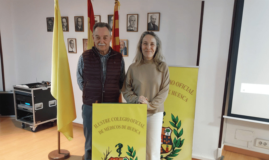  José María Borrell le pasa el testigo a Olga Ordás como presidenta del Colegio de Médicos de Huesca. 