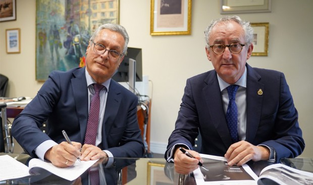 Alejandro Andreu Lope y Tomás Cobo firman un acuerdo de colaboración entre Mutual Médica y la OMC.