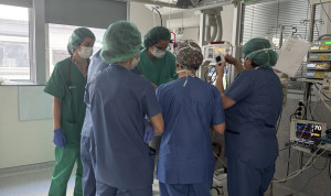 El equipo de especialistas del Hospital 12 de Octubre se desplaza a Burgos para intervenir a un bebé prematuro. 