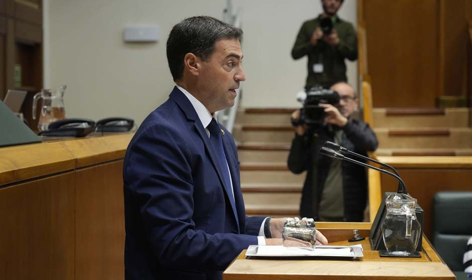 El lehendakari Imanol Pradales en el pleno de control del Parlamento Vasco.