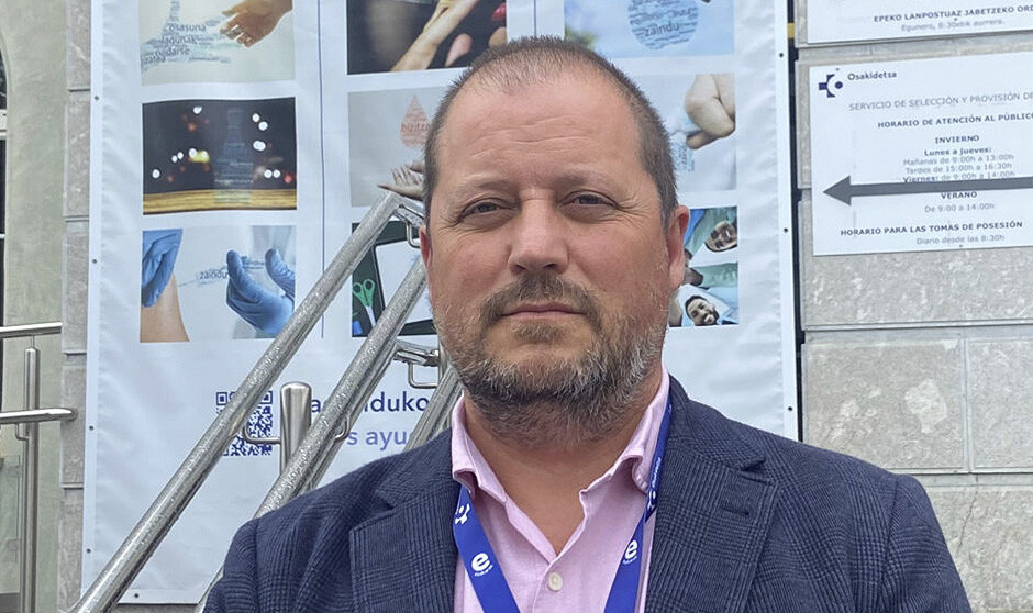 Osakidetza cesa a Juan José Quiñones por presentar información falsa.