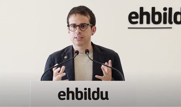 Pello Otxandiano, líder de EH Bildu, en rueda de prensa sobre la colaboración público-privada de Osakidetza