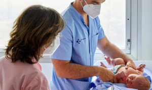  Un sanitario de Osakidetza con un bebé.