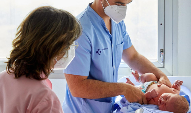  Un sanitario de Osakidetza con un bebé.