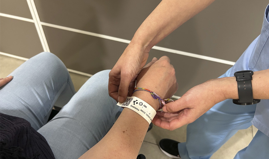 Sanitarias de Osakidetza colocan las nuevas pulseras identificativas del euskera en la sanidad. 