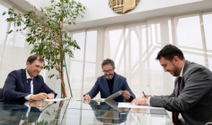 Juan Fernando Muñoz, Gontzal Tamayo y Jesús Herrero firman el convenio para digitalizar Osakidetza.