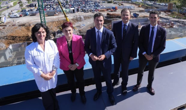  El lehendakari, Imanol Pradales, acompañado por el consejero de Salud, Alberto Martínez.