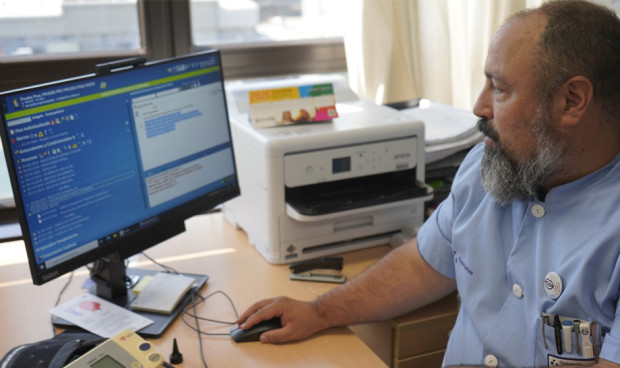 Un enfermero de Osakidetza prueba el nuevo traductor neuronal de textos clínicos. 