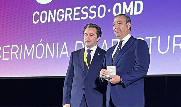 Miguel Pavâo y Óscar Castro en la entrega de la Medalla de Oro de la Ordem de Médicos Dentistas de Portugal.