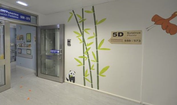 Osos panda humanizan la planta de Pediatría del Hospital de Cruces