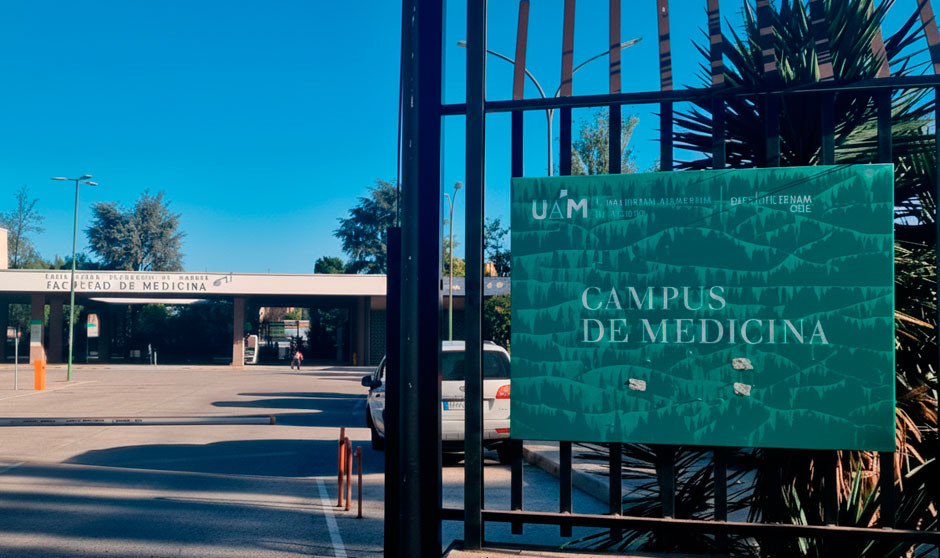 Entrada y parking de un edificio público