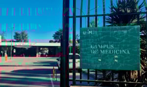 Entrada y parking de un edificio público