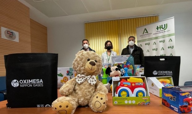 Oximesa 'se adelanta' a los Reyes y dona juguetes para niños hospitalizados