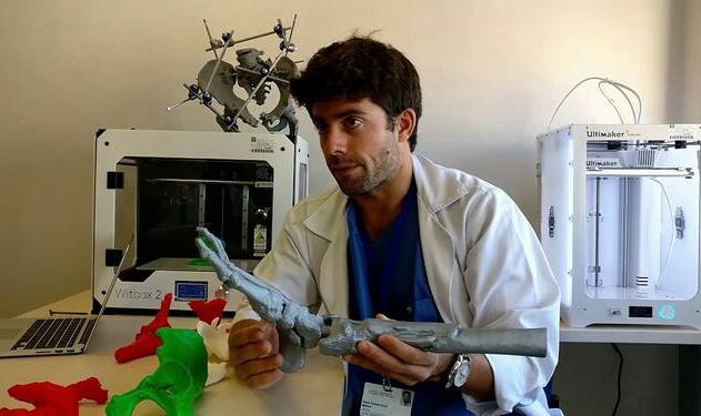 Logran que un niño de 13 años vuelva a caminar tras una compleja cirugía