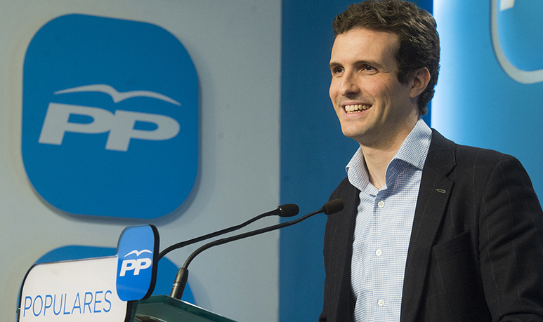 Pablo Casado compara a las camareras de piso con los médicos y la lía