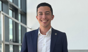 Pablo López, el médico que repasa el MIR con sus seguidores en redes