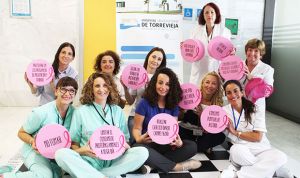 Pacientes y sanitarios de Torrevieja 'luchan' contra el cáncer de mama