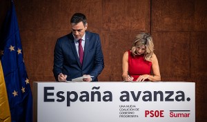 Pedro Sánchez (PSOE) y Yolanda Díaz (Sumar) firman el acuerdo de gobierno de coalición con el foco en la sanidad