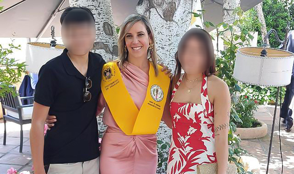 Paloma, TCAE y estudiante de Medicina con 46 años, influyó a su hija para entrar a la carrera.