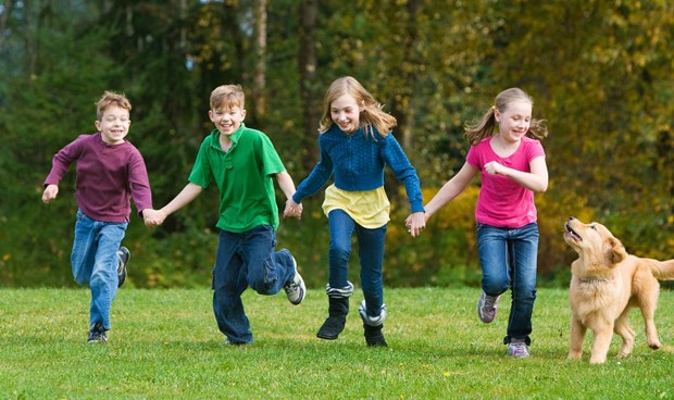 Tener contacto con la naturaleza de niños mejora la salud mental en adultos