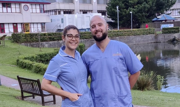 Dos enfermeros españoles se mudan definitivamente a Inglaterra al preferir sus condiciones laborales