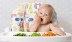 Pediatras recomiendan dar alimentos sólidos antes de los 10 meses