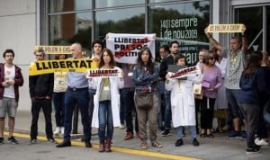 Pedro Sánchez, despedido del hospital entre soflamas independentistas