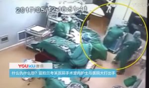 Pelea a puñetazos entre sanitarios en medio de una operación en China
