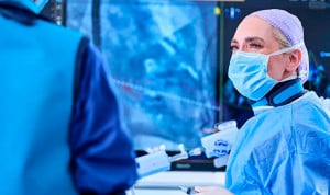 Qaisra Yasmin Saeed, cardióloga intervencionista afincada en Millburn, en quirófano