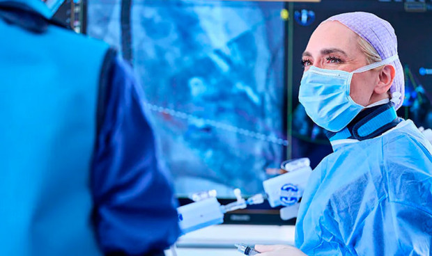 Qaisra Yasmin Saeed, cardióloga intervencionista afincada en Millburn, en quirófano