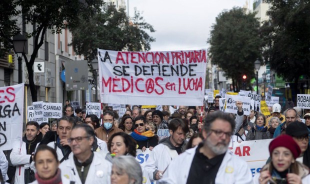 Manifestación de médicos de Atención Primaria, en un momento en el que crece la preocupación por la sanidad en las encuestas. 