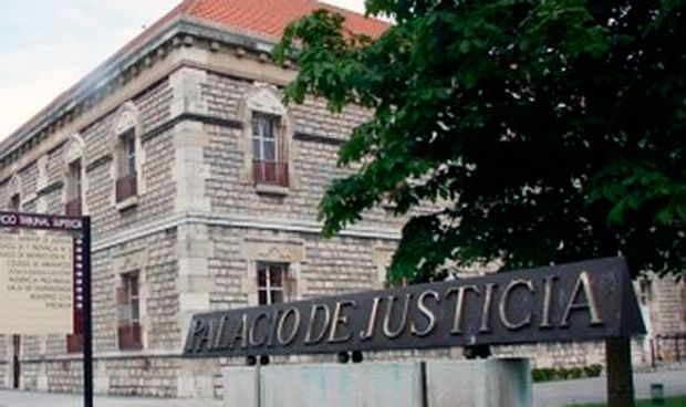 Piden cárcel para un médico que espió el historial del amante de su mujer