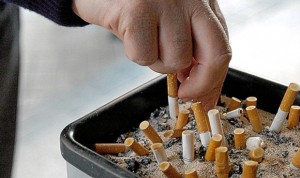 Pierde la custodia de sus hijos por fumar constantemente delante de ellos
