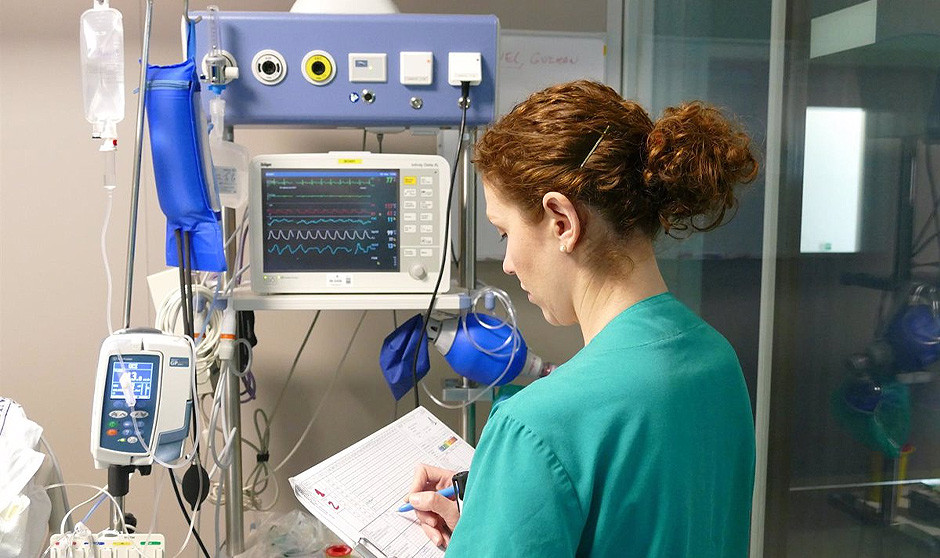 La paciencia de una enfermera ha llegado a su límite y ha decidido compartir su reflexión en TikTok sobre un tema que, en sus palabras, es "abrir un melón, pero bonico"