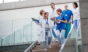 Piscina o casino: los extras de Europa para 'seducir' a médicos españoles