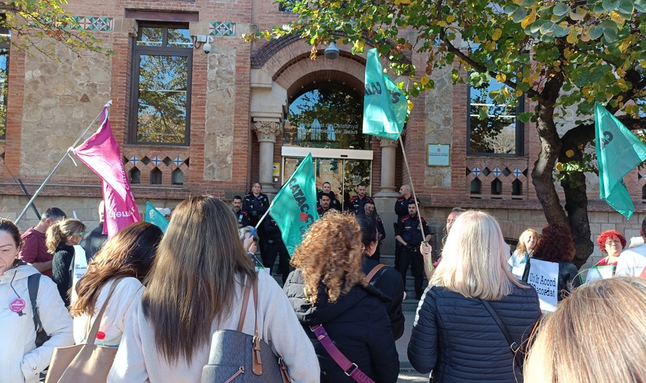 Protesta de los sindicatos en contra del nuevo convenio del ICS a las puertas del Departament de Salut