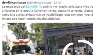 Polémica por una ambulancia mal aparcada y 2 técnicos tomando café al lado