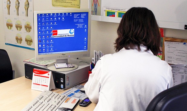 Una médica de Atención Primaria en consulta.  