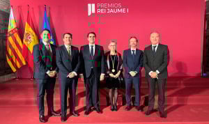 Hombres posan con una mujer premiada