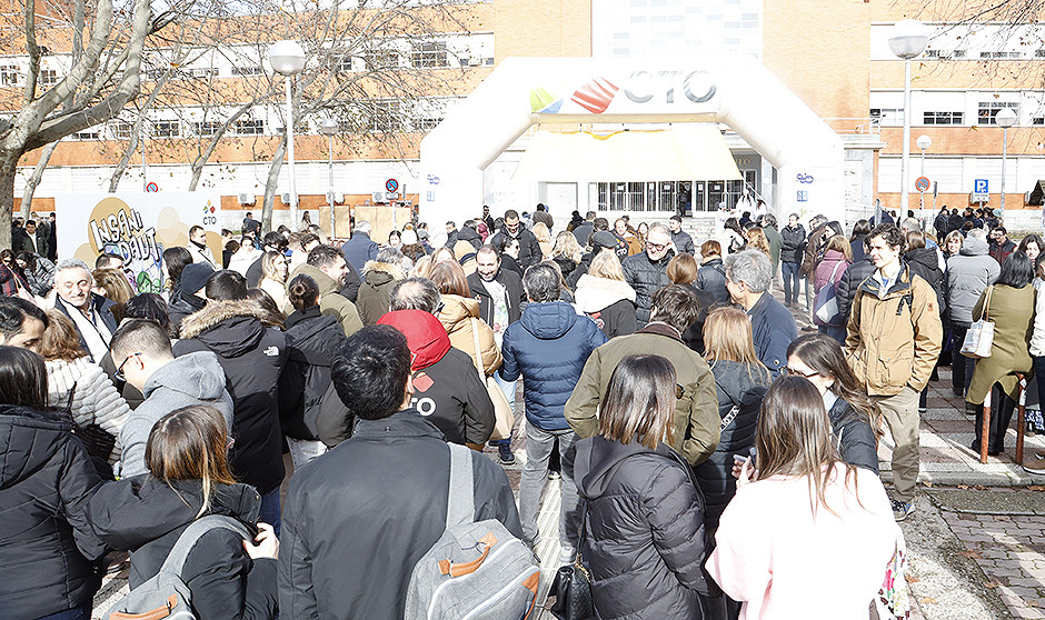 Una médica extranjera valora que sus padres hayan viajado desde Colombia para acompañarla el día del examen MIR.