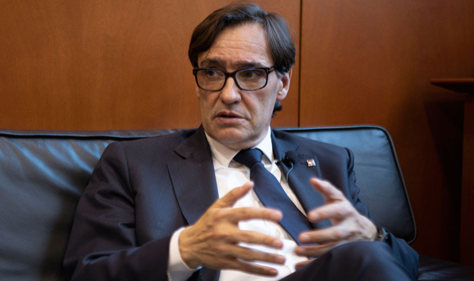 Un político sentado respondiendo a una pregunta