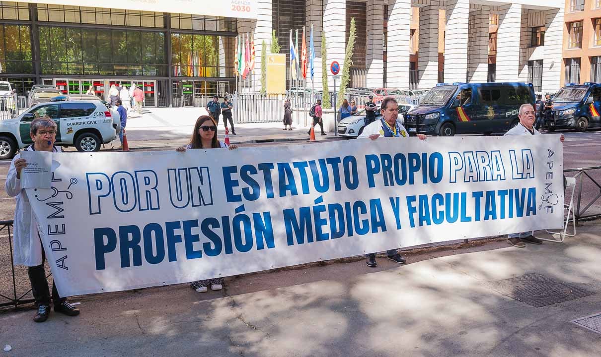  Manifestación médica contra el Estatuto Marco: "Queremos mesa negociadora"